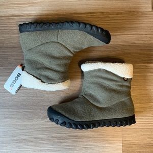 BRAND NEW Womens Bogs boots size 9